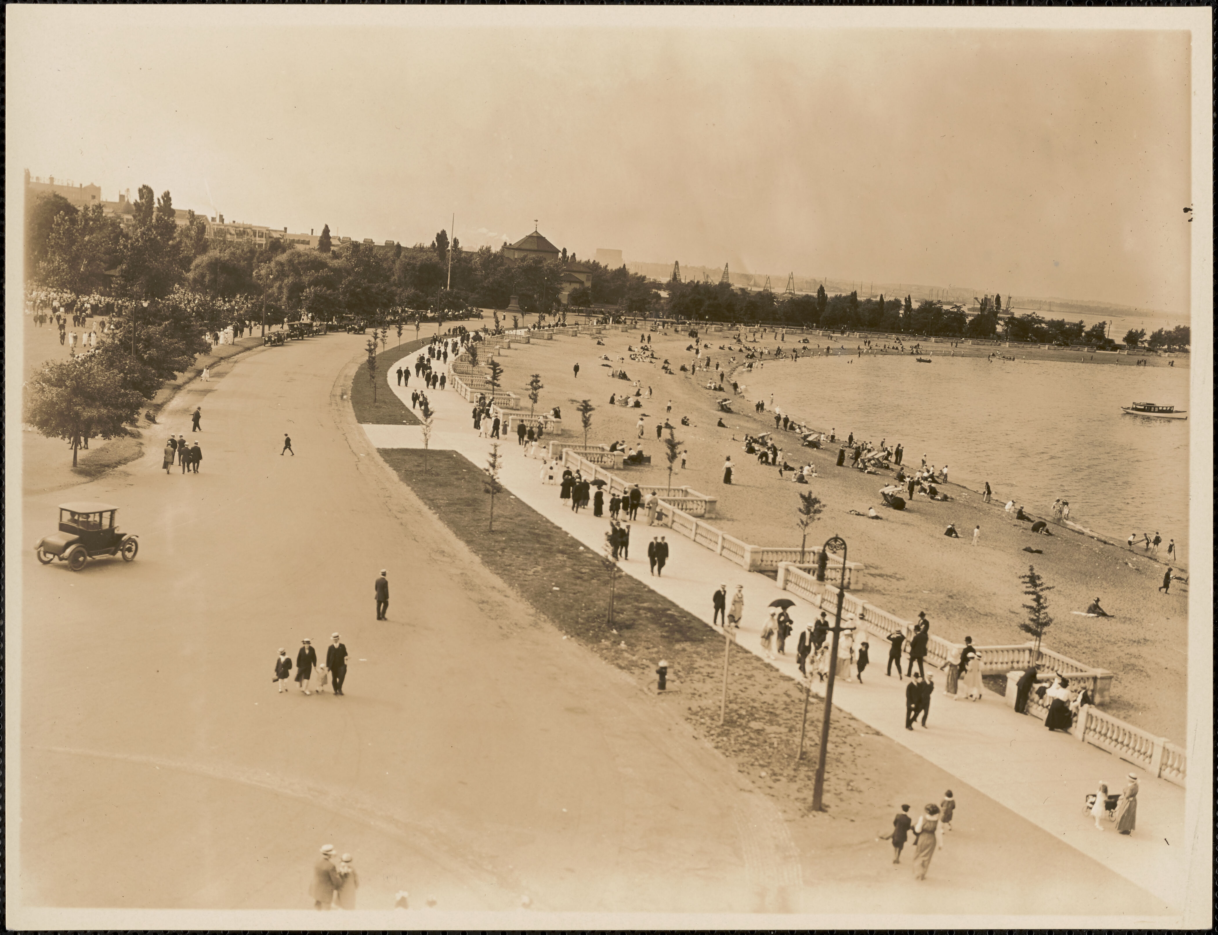 Strolling along the Strandway in the 1920s